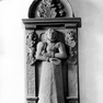 Epitaph einer unbekannten Frau von Rodenstein innen an der Westwand des Langhauses.
