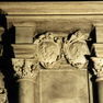 Wappen aus Alabaster zwischen den Säulen des Epitaphs.