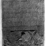 Wappengrabplatte für Wilhelm von Rottau und seine Gemahlin Anna von Aham, an der Westwand in der südlichen Seitenkapelle. Rotmarmor.