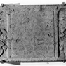 Wappengrabplatte für den fürstbischöflichen Pfleger in Niederhaus Sebastian Stoekhl und dessen Ehefrau Barbara, geb. Oberndorfer, innen an der Südwand. Rotmarmor.