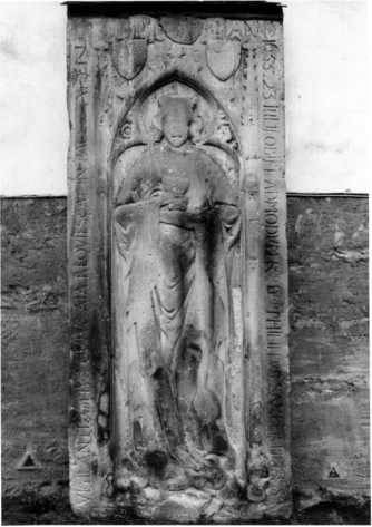 Bild zur Katalognummer 392: Grabinschrift des Propstes Philipp Saxler in Zweitverwendung auf einer figürlichen Grabplatte eines Geistlichen