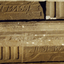 Zwei Teile eines Kaminsturzes aus Sandstein