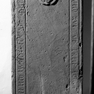 Grabplatte des Hen Hut an der Nordwand des Langhauses.