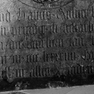 Detail zur Grabplatte mit den Grabinschriften für Stefan Polndrescher (I) mit Erwähnung seiner Frau Magdalena und für Hans Goltter (II), an der Nordwand, dritte von Westen. Rotmarmor.