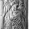 Figurale Metallplatte mit Sterbevermerk für den Domherrn Kaspar von Berg, genannt Schrimpf.
