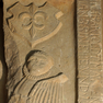 Fragment der Grabplatte der Ehefrau Bartold Mattenbergs d. J. Sandstein mit Rest einer zweizeiligen Umschrift, im Feld ein Wappenschild und eine Figur der Verstorbenen 