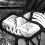 drei Fensterscheiben mit Kreuzigungsszene, Detail mit Buch