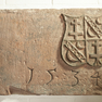 Sandsteintafel mit Wappen und Jahreszahl