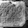 Fragment, nach der Form zu schließen, Teil eines Bogens, wohl Bauinschrift, im Innenhof, fünfte Arkade von Westen. Granit. Inv.Nr. 13781 Oberhausmuseum Passau.