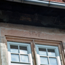 Jahreszahl und Steinmetzzeichen im Sturz eines Fensters des Torbaus.