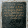 Ein Bibelzitat auf einer Schieferplatte im Unterbau der Tumba.