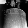 Gebetsinschrift auf einer Glocke im Glockenturm.