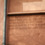 Bauinschrift außen an der Südwand des Kirchturms.