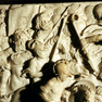 Relief, das den Kampf der Israeliten gegen die Amoriter darstellt, auf der linken Seite des Epitaphsockels.