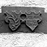 Wappenstein mit Jahreszahl und zwei erhabenen Wappen in der Wand 