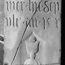 Grabtafel für Christoph Vorauer, ehemals an der Südwand, außen, obere Reihe, 16. von Westen. Heller Kalkstein.