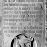 Grabplatte für den Bürger Hans Ledermayr und seine Ehefrauen Katharina, geb. Schwaiger, und Afra, geb. Wollnberger, an der Nordwand, zwölfte von Westen, oben. Rotmarmor.