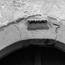 Abgeschlagenes Wappen mit einer Ziffer im rechten Türsturz; Hauptstraße 36 