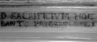 Bild zur Katalognummer 383: Ausschnitt mit Inschrift aus dem mittleren Teil eines dreiflügeliges Altarretabel mit Szenen aus der Passion und der Verherrlichung Christi