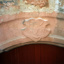 Wappen mit Initialen und Jahreszahl im Sturz des mit Rosetten verzierten Kellerportals.