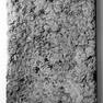 Grabplatte für eine unbekannte Frau, an der Westwand der Eingangshalle des Rathauses, erste Platte von Süden. Rotmarmor.