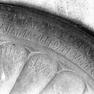 Flachbogenportal, Detail mit Inschrift im Muschelbogen