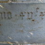 Inschriftstein mit einem Baudatum