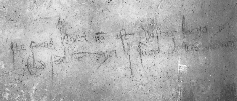 Bild zur Katalognummer 133: Spruchinschrift, zweizeilig in etwa 220 cm Höhe innen auf die Südwand der ebenerdigen Kapelle (ehemalige Taufkapelle) des südlichen Chorflankenturms der evangelischen Stiftskirche St. Goar geschrieben.