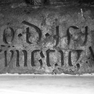 Fragment, an der Wand zur Sakristei südlich neben der Tür zur Sakristei (Westwand des Querhauses), untere Platte, rechts. Rotmarmor.