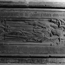 Grabplatte des Kanonikers Johannes Geginger aus rotem Marmor, liegend und leicht nach hinten geneigt in der Wand eingemauert.