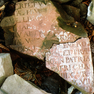 Zwei Fragmente des Grabsteines eines Unbekannten 