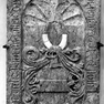 Wappengrabplatte für den Probst Erhard von Leonrod, an der Westwand im vierten Joch von Norden. Rotmarmor.