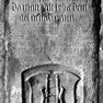 Grabinschrift für den Bürger Sebastian Wisinger auf der Grabplatte für Hans Wisinger (Nr. 465) , an der Südwand, 14. von Westen. Zweitverwendung der Platte.