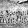 Detail zu Grabinschrift für Ursula Jetl...auf der Grabplatte für Hans Wisinger den Jüngeren (Nr. 465), an der Südwand, 14. von Westen. Drittverwendung der Platte.