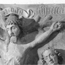 Titulus (I) und Datum (II) an einer Kreuzigungsgruppe
