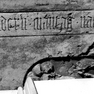 Zwei Fragmente der Wappengrabplatte für Dietrich Hawnol, Fragment 1 an der Nordwand im dritten Abschnitt von Westen, Teil der rechten Langseite.