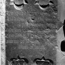 Grabplatte des Heinrich von Absberg aus rotem Marmor, im Boden eingelassen.