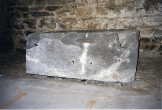 Bild zur Katalognummer 282: Brunnentrog aus dem Keller des ehemaligen evangelischen Pfarrhauses