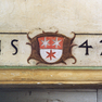 Jahreszahl und Wappenschild im Sturz einer Seitentür im sogenannten Graf-Adalbert-Zimmer des Roten Turms.