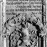 Wappengrabplatte für Ruprecht Schönberger, an der Nordwand, vierter Abschnitt von Westen, obere Platte. Rotmarmor.