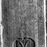 Grabplatte für den Kanoniker Achaz von Tyerna, an der Nordwand. Rotmarmor.