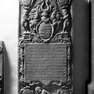 Grabplatte der Gräfin Luise Albertine von Erbach, mit 13zeiliger Grabinschrift und Wappenkartuschen.
