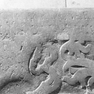 Detail zu Fragment einer Wappengrabplatte für Anna Stubner (I) mit einer weiteren, nicht identifizierbaren Grabinschrift (II), an der Nordtreppe zur Empore als Schwelle der Tür zur Kirche. Rotmarmor.
