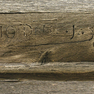 Holzbalken mit Fragment einer Bauinschrift