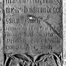 Grabplatte mit den Grabinschriften für Margret Göttinger (Nr. 422) und Ursula Worder (Nr. 546), an der Südwand im dreizehnten Abschnitt von Westen, obere Platte. Mehrfachverwendung der Platte. Rotmarmor.