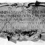 Schrifttafel eines Epitaphs für Johannes Kurz, im Südflügel an der Südwand im ersten Joch von Westen. Kalkstein.