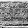 Bauinschrift, im Hof des heutigen Landgerichts außen am Chor der ehemaligen Hofkapelle. Rotmarmor.