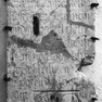 Fragment einer Grabplatte für Leinhard Kosteneder und seine Frau Margareth, an der Südwand des Chores, außen. Rotmarmor.