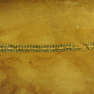 Fortlaufende, horizontal gespiegelte, unpunktierte arabische Schrift in kufischen Zeichen auf einem Schleier aus dem Grab Papst Clemens II.