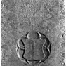Grabinschrift für den Kanoniker Leonhard von Seiboldsdorf auf der Grabplatte für Albert von Morspach (Nr. 37), an der Südwand in der westlichen Nische. Zweitverwendung der Platte.